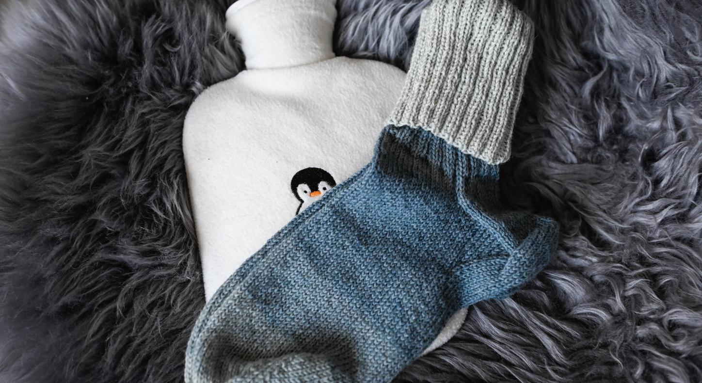 Wärmflasche, Wollsocken und ein Lammfell – nur einige der Hilfsmittel, die man bei Kälte gerne in Anspruch nimmt.