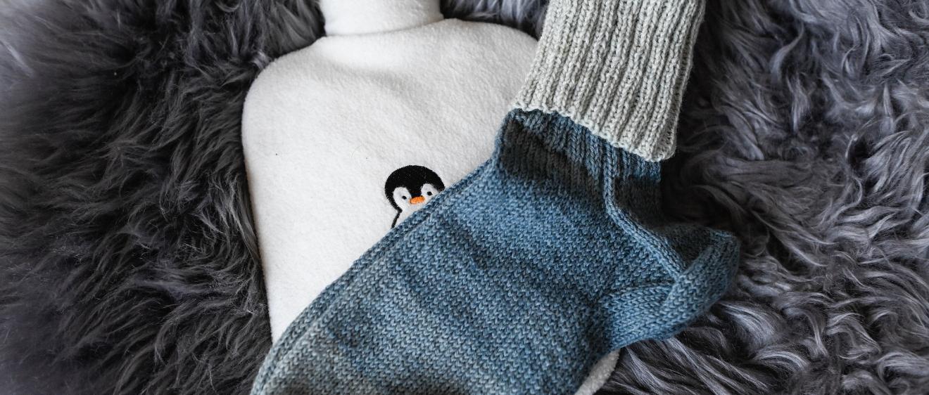 Wärmflasche, Wollsocken und ein Lammfell – nur einige der Hilfsmittel, die man bei Kälte gerne in Anspruch nimmt.