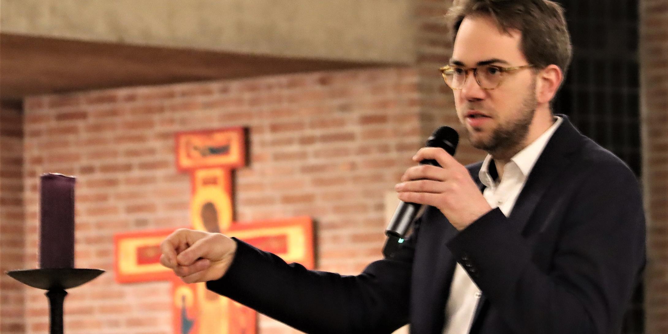 Jonas Wipfler bei seinem Vortrag in der Autobahn- und Radwegekirche St. Paul.