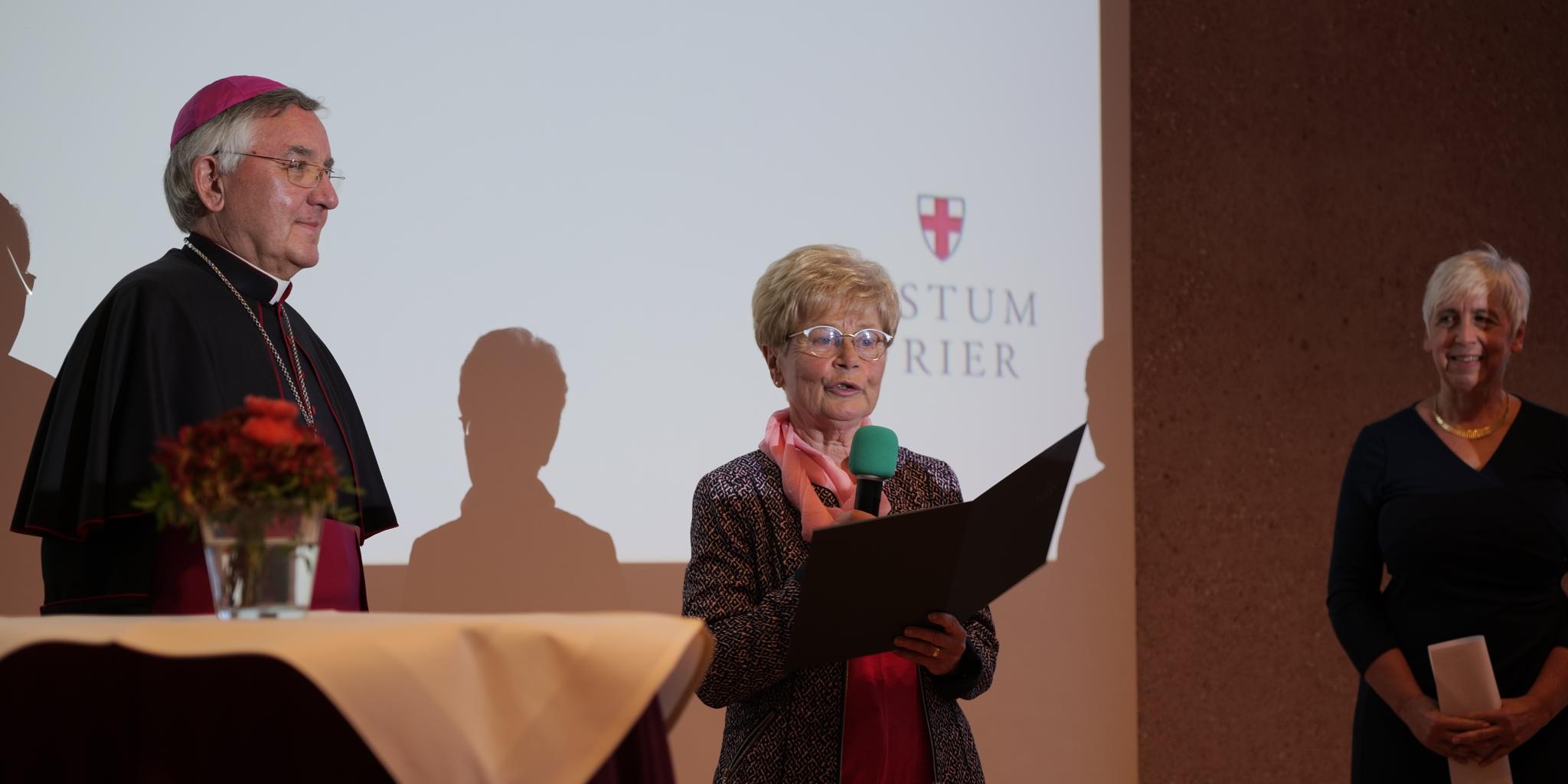 Marianne Mautes empfing die Dankesurkunde für besondere Verdienste im ehrenamtlichen Engagement; links Weihbischof Franz Josef Gebert