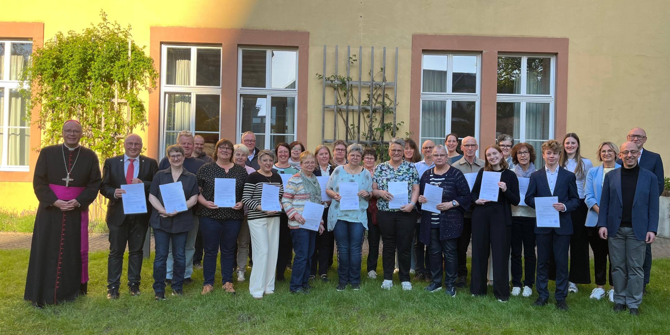 Gruppenfoto der Absolventen mit Bischof Ackermann und Ulrich Stinner