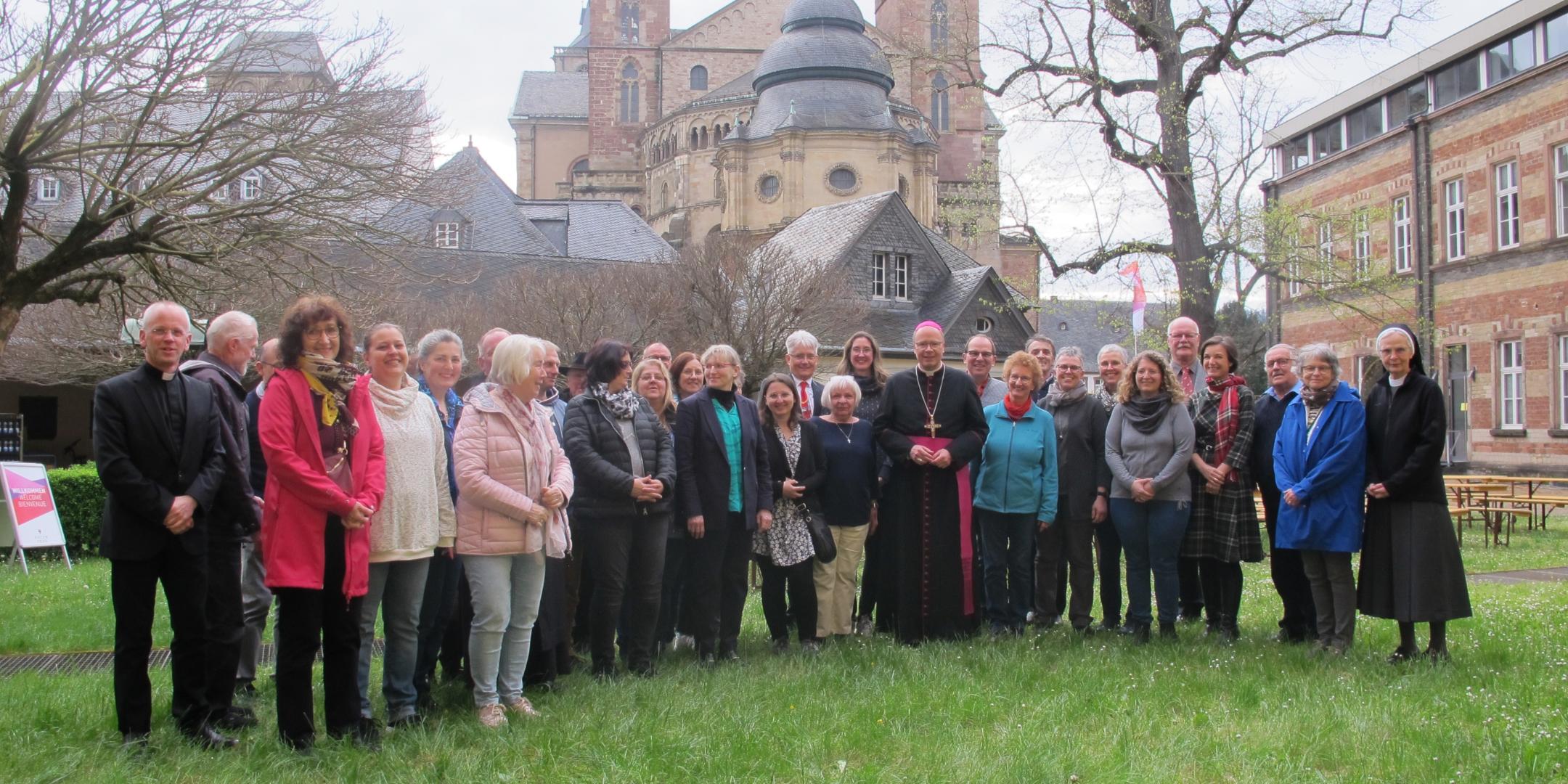 Die neuen Küsterinnen und Küster zusammen mit Bischof Ackermann (Mitte) und Pfarrer Carsten Rupp (links)