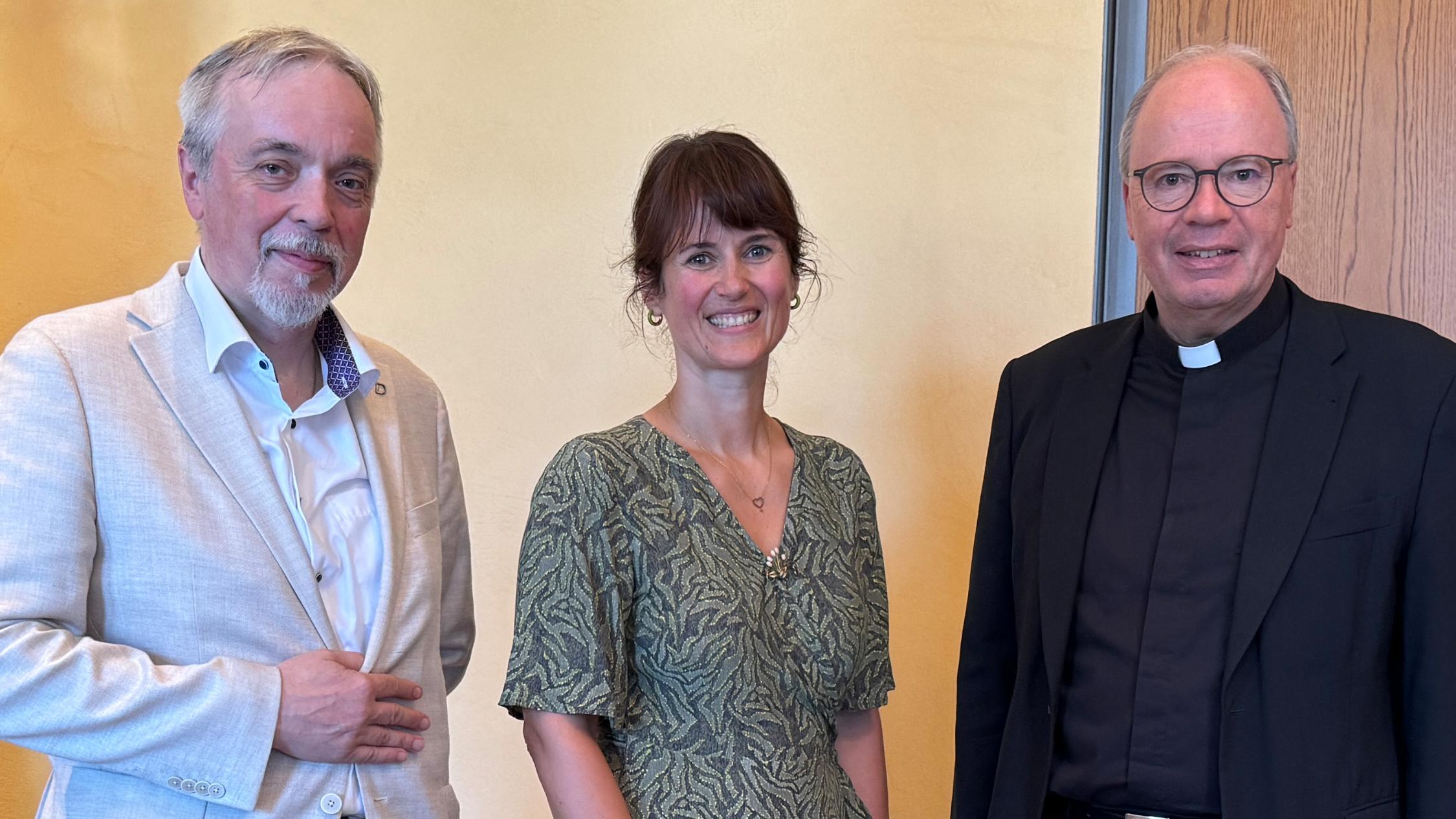 Dr. Andreas Zimmer, Sarah Schmitz, Bischof Dr. Stephan Ackermann (vlnr.)