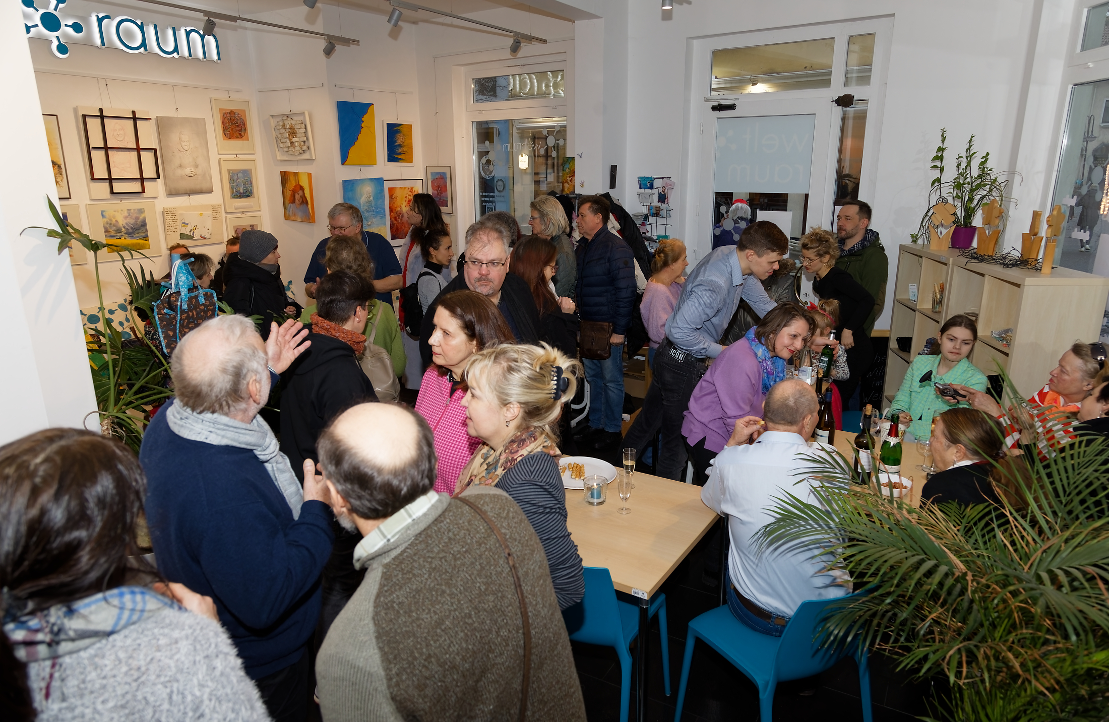 Vernissage der Ausstellung 'Krieg und Repression' im welt:raum
