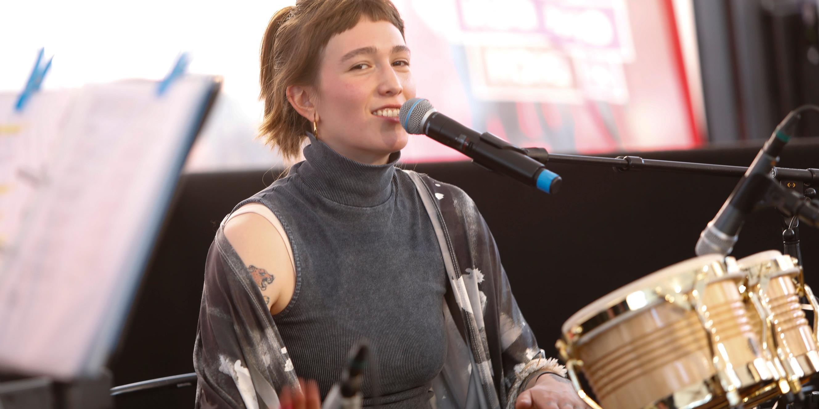 Eine Musikerin am Schlagzeug