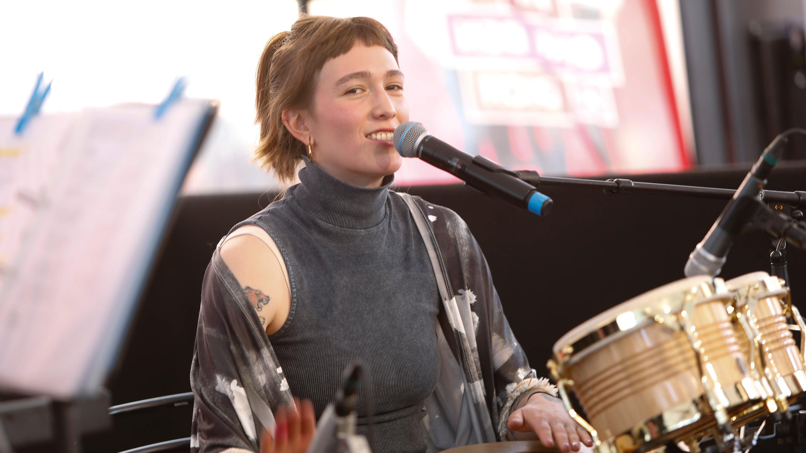 Eine Musikerin am Schlagzeug