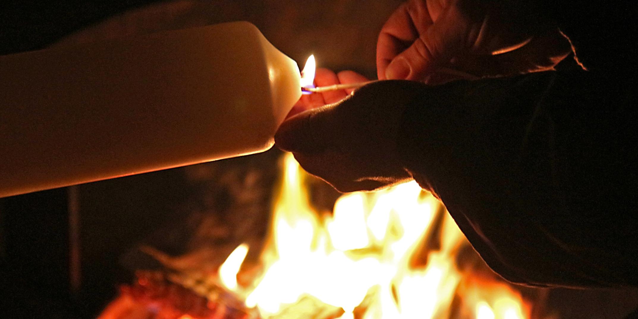 Osterfeuer werden zu Ostern in der Liturgie der Kirche und vielerorts aufgrund verschiedener Bräuche entfacht.