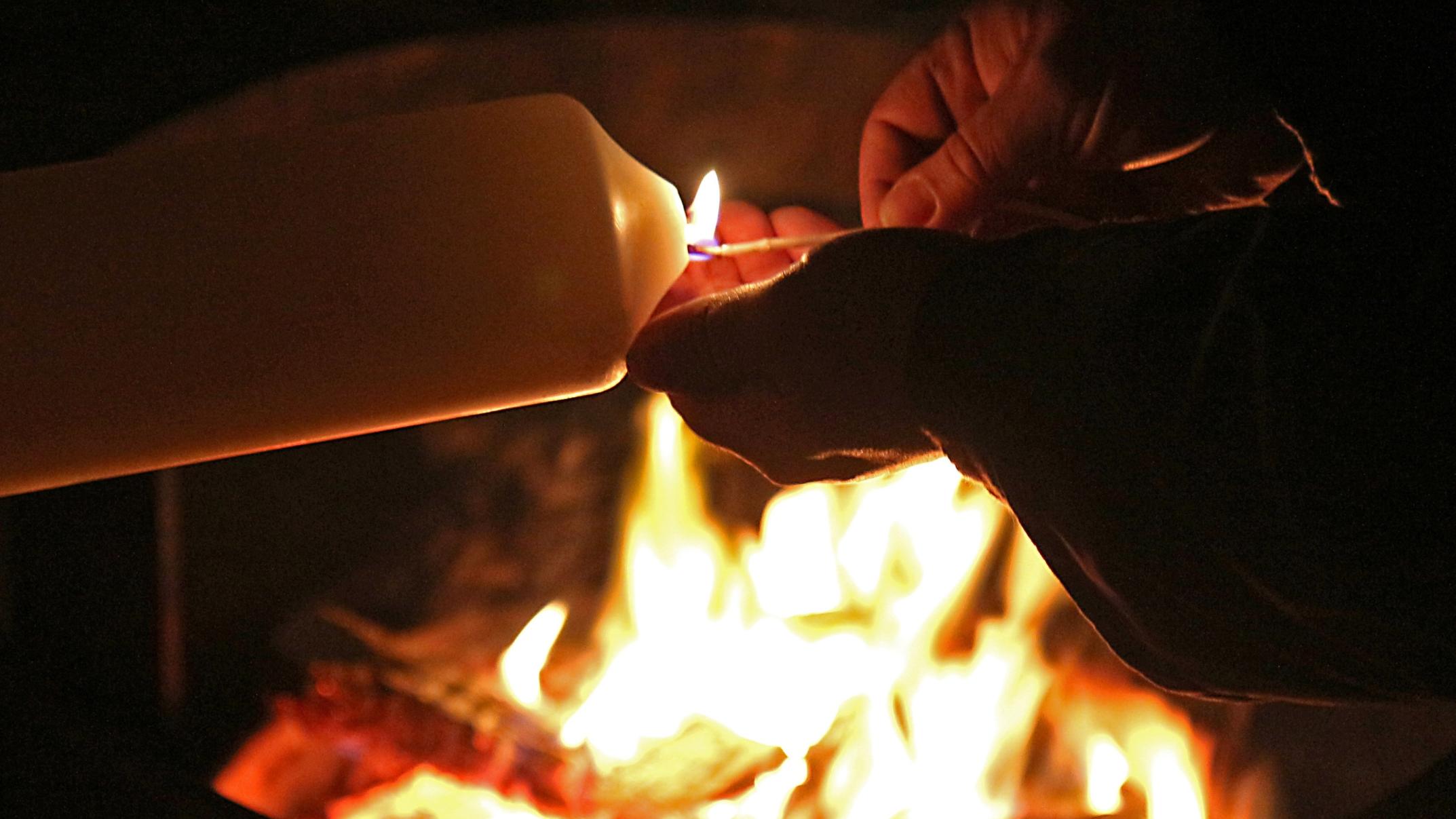 Osterfeuer werden zu Ostern in der Liturgie der Kirche und vielerorts aufgrund verschiedener Bräuche entfacht.