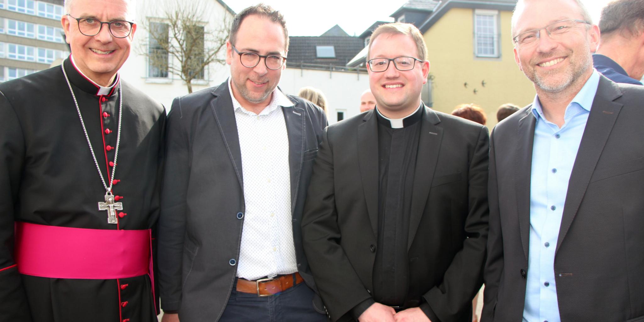 Weihbischof Jörg Michael Peters und das Leitungsteam: Nico Sartoris, Dekan Dr. Jonas Weller und Stefan Becker (vlnr.)
