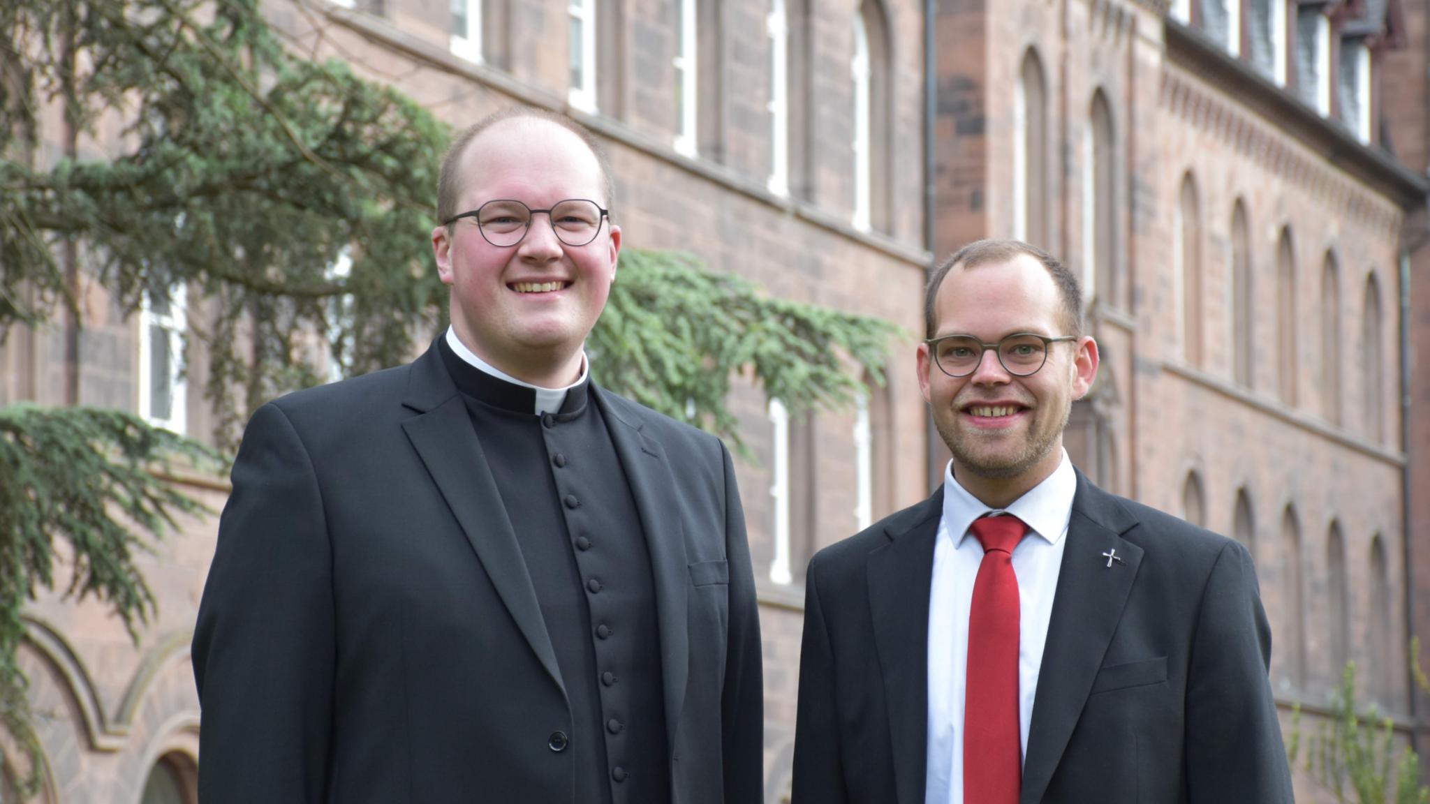 Heiko Reiner Gaub (links) und Mathias Kremer werden zu Priestern geweiht