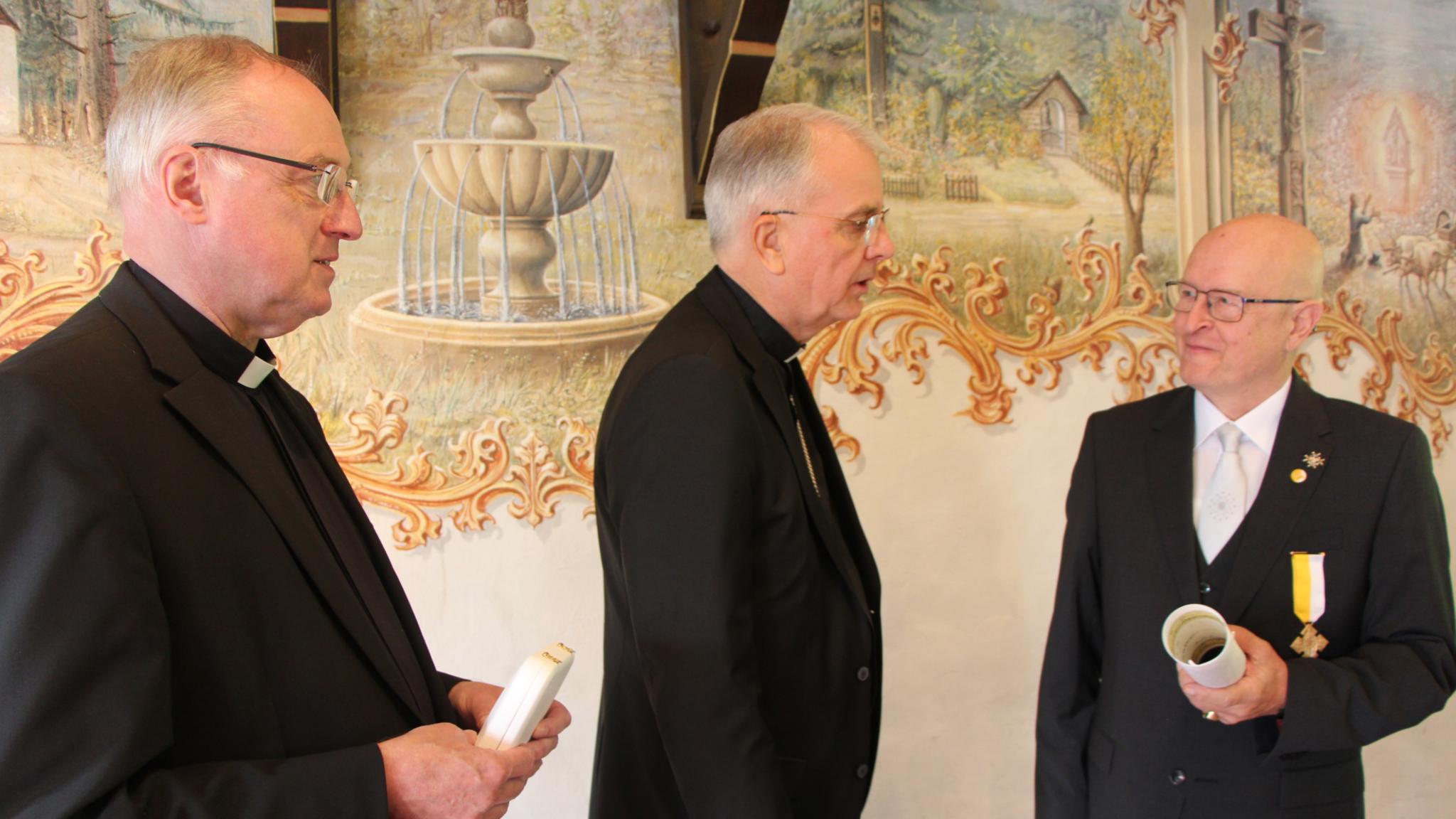 Ortspfarrer Klaus Kohnz, Weihbischof Jörg Michael Peters und Jürgen Schäfer bei der Verleihung  des päpstlichen Ordens (v.li.n.re.)
