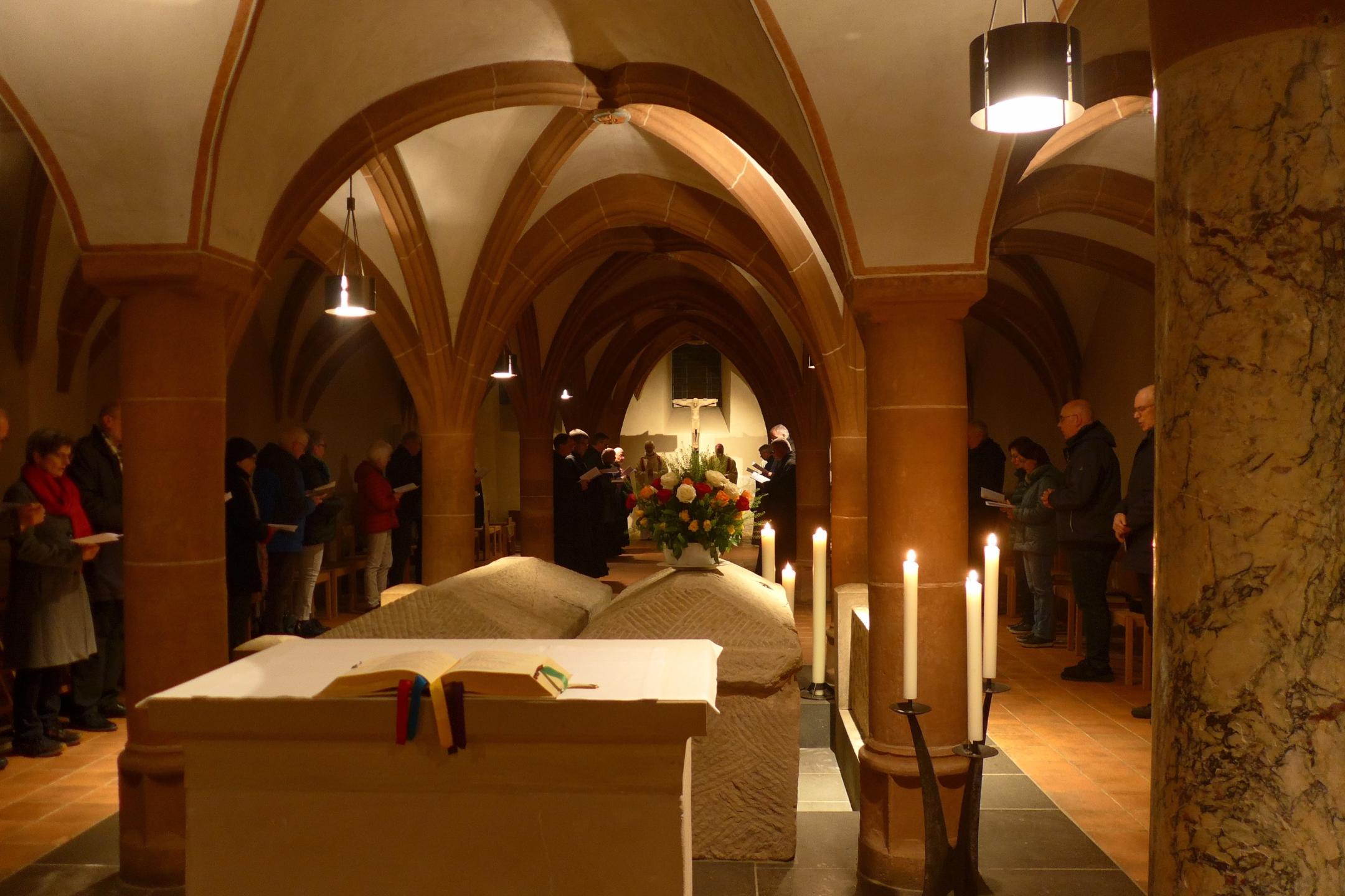 Die Gräber der Bischöfe Eucharius und Valerius, deren Sarkophage sich in der Krypta befinden.