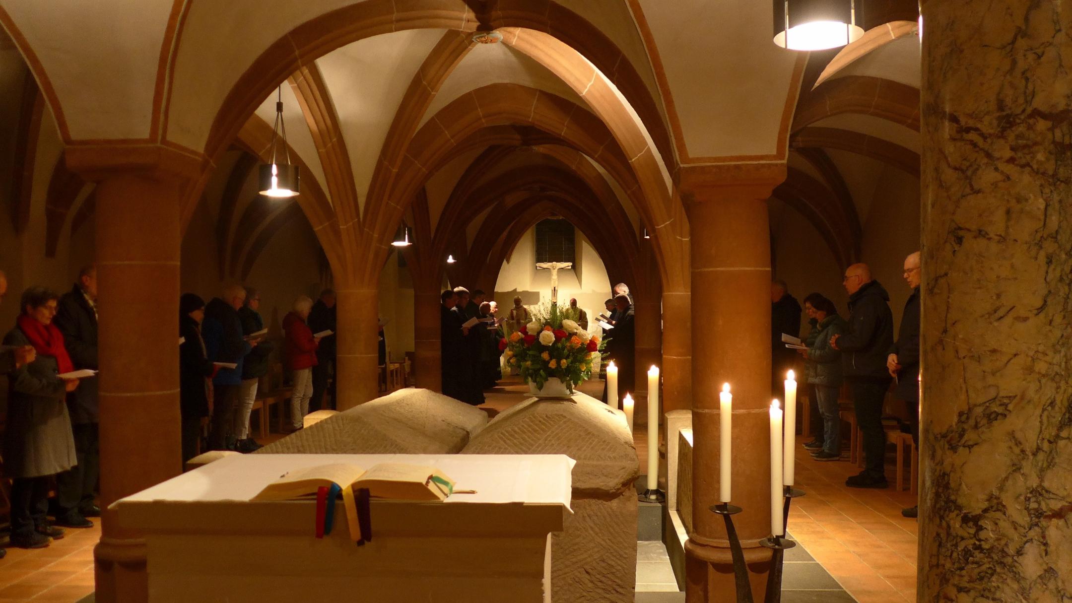 Die Gräber der Bischöfe Eucharius und Valerius, deren Sarkophage sich in der Krypta befinden.