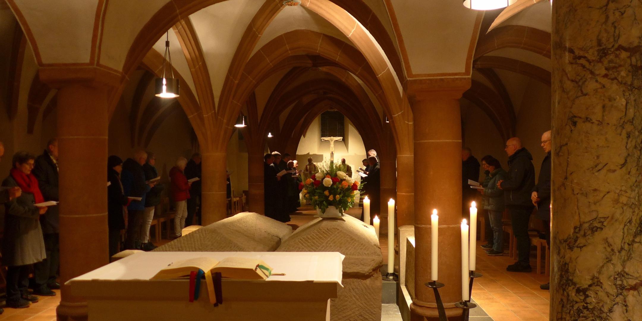 Die Gräber der Bischöfe Eucharius und Valerius, deren Sarkophage sich in der Krypta befinden.