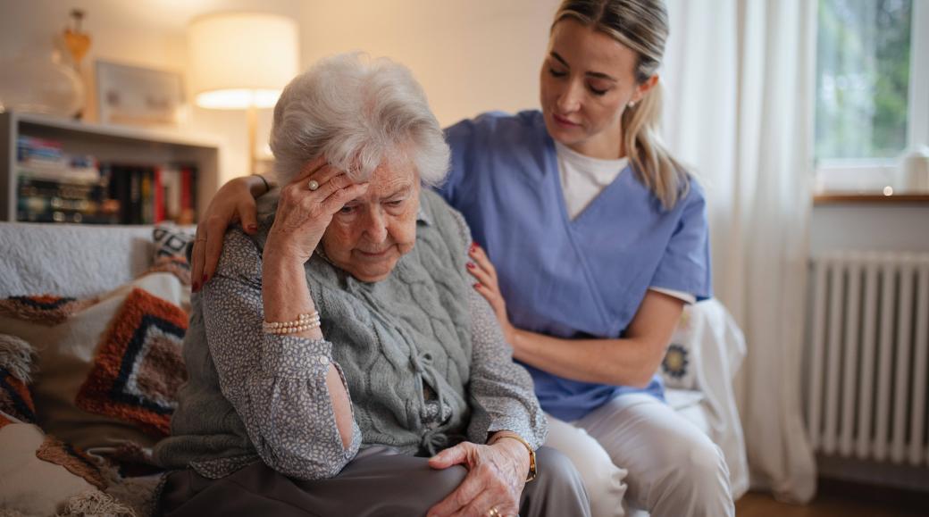 Eine junge Frau tröstet eine ältere Frau.