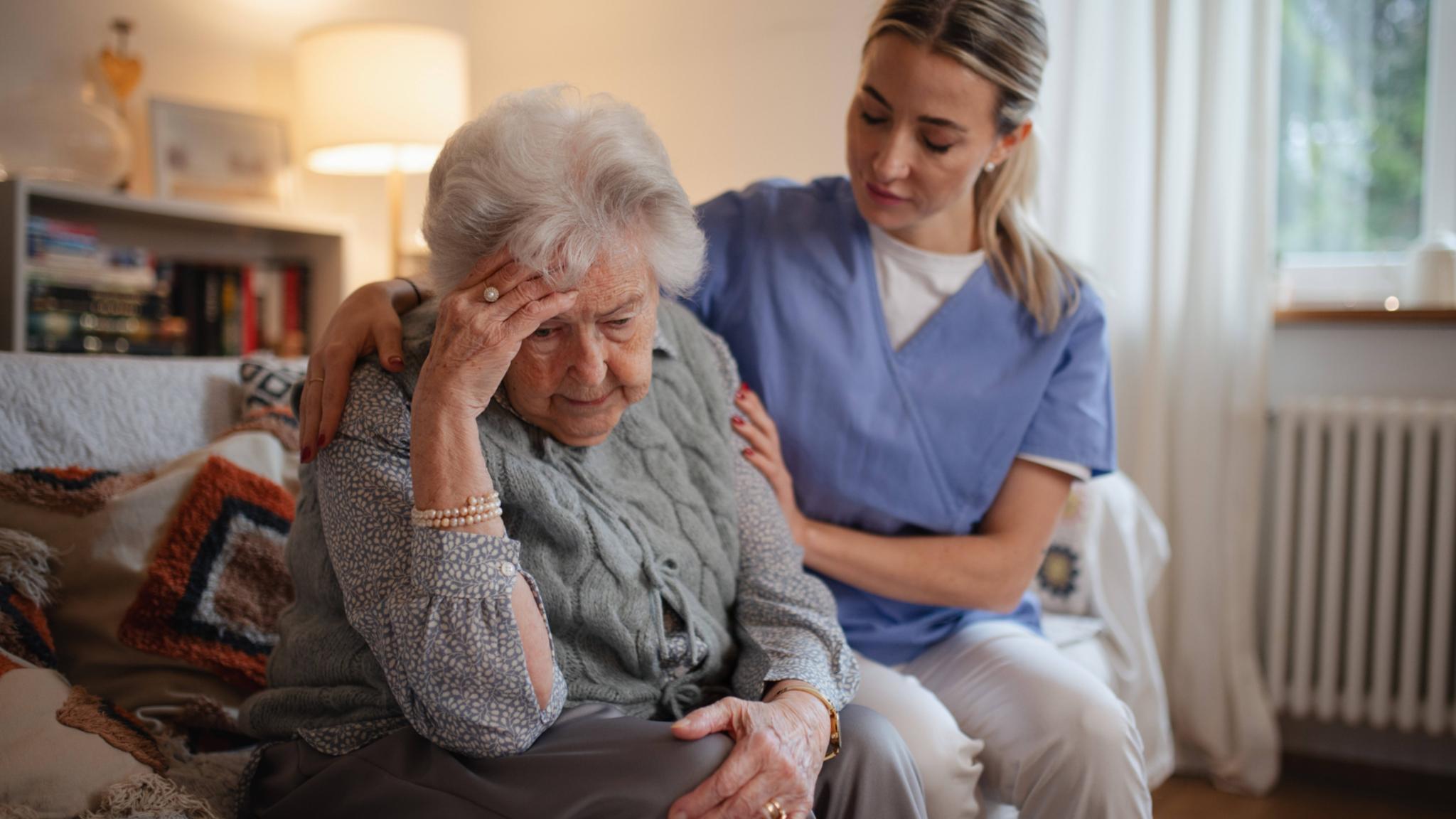Eine junge Frau tröstet eine ältere Frau.