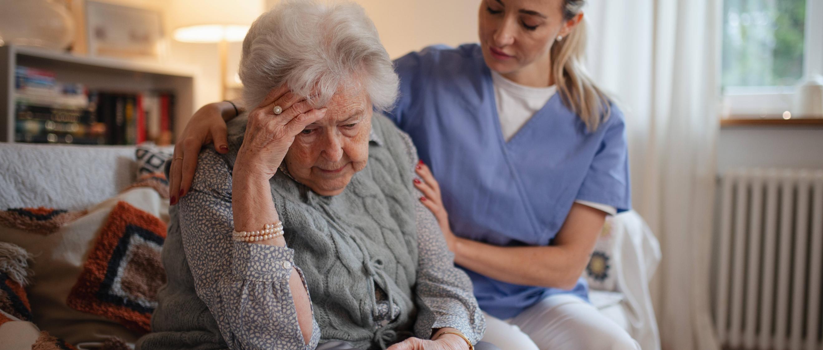 Eine junge Frau tröstet eine ältere Frau.