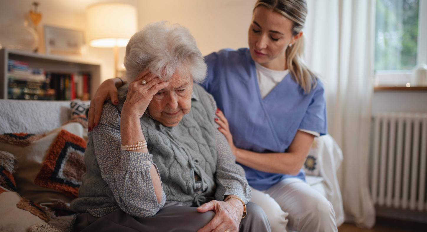 Eine junge Frau tröstet eine ältere Frau.