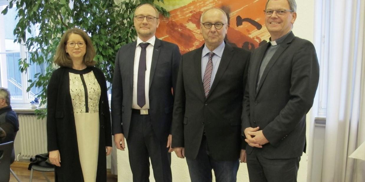 Direktorin Mechthild Schabo, Ulrich Stinner, Horst Drach und Generalvikar Dr. Ulrich Graf von Plettenberg (vlnr.)