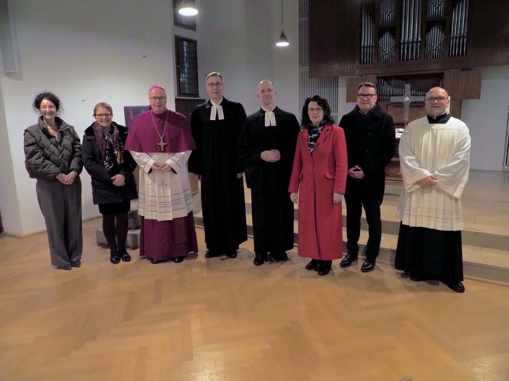 Gestalteten gemeinsam den Ökumenischen Gottesdienst zum Buß- und Bettag in der Konstantin-Basilika in Trier: Margund Kaul-Dornoff und Hannah Knops von der Evangelischen Kirchengemeinde Trier, Bischof Dr. Stephan Ackermann, Bistum Trier, Superintendent Dr. Jörg Weber, Evangelischer Kirchenkreis Trier, Präses Dr. Thorsten Latzel, Evangelische Kirche im Rheinland, Ökumenereferentin Anna Werle, Bistum Trier, Pfarrer Thomas Luxa, Evangelische Kirchengemeinde Trier, Dekan Dr. Markus Nicolay, Pastoraler Raum Trier. (v.l.)