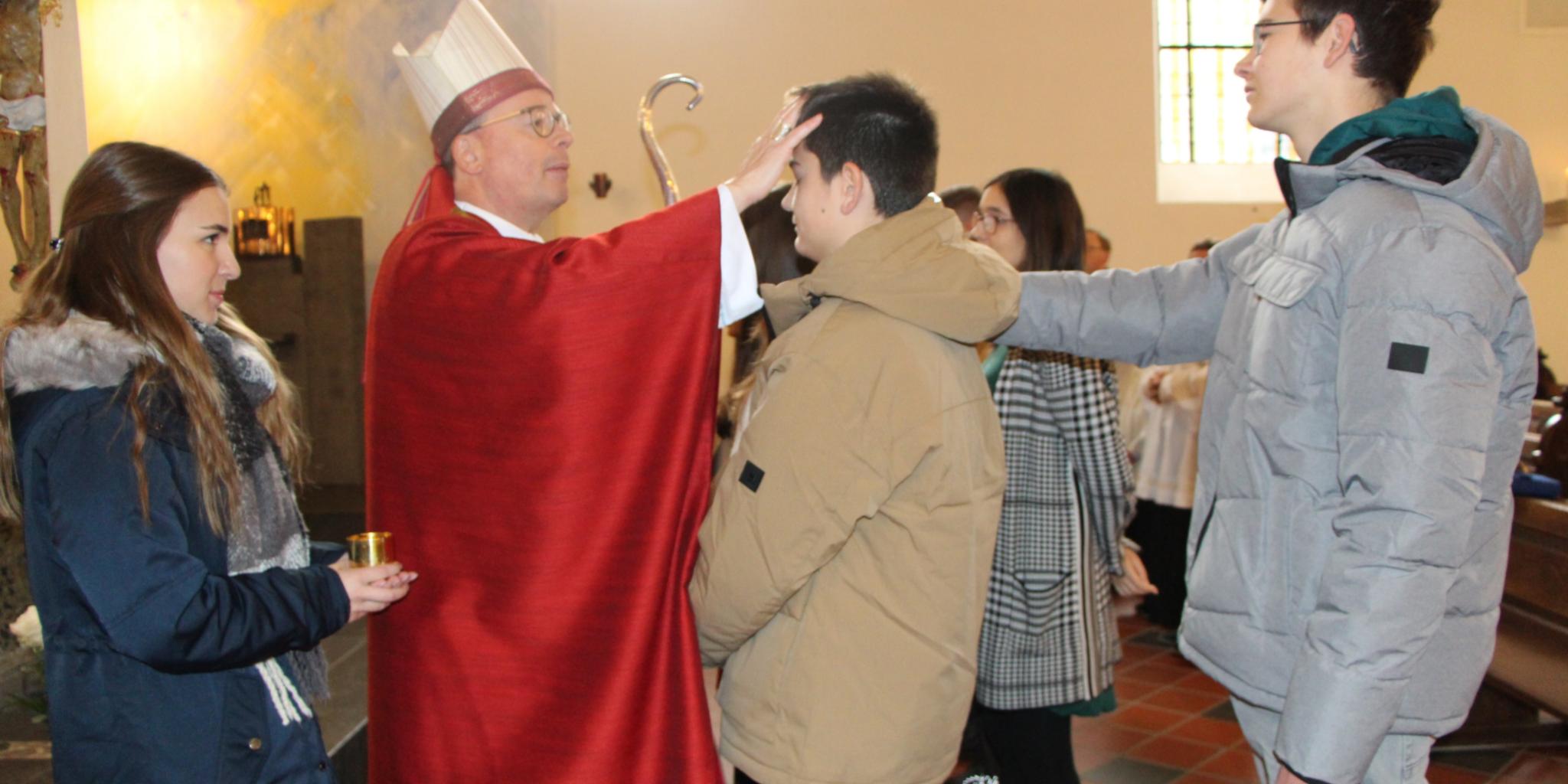 Bischof Dr. Stephan Ackermann spendet das Sakrament der Firmung