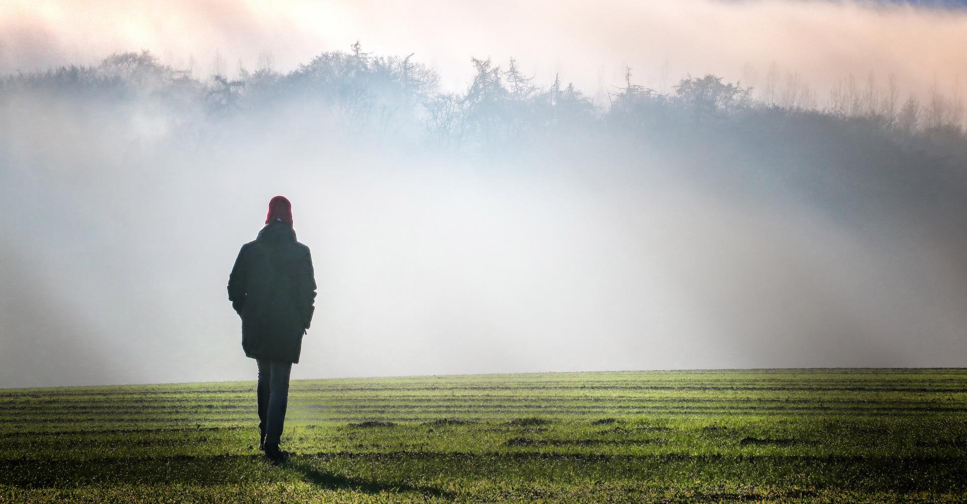 Eine Person geht im Nebel spazieren