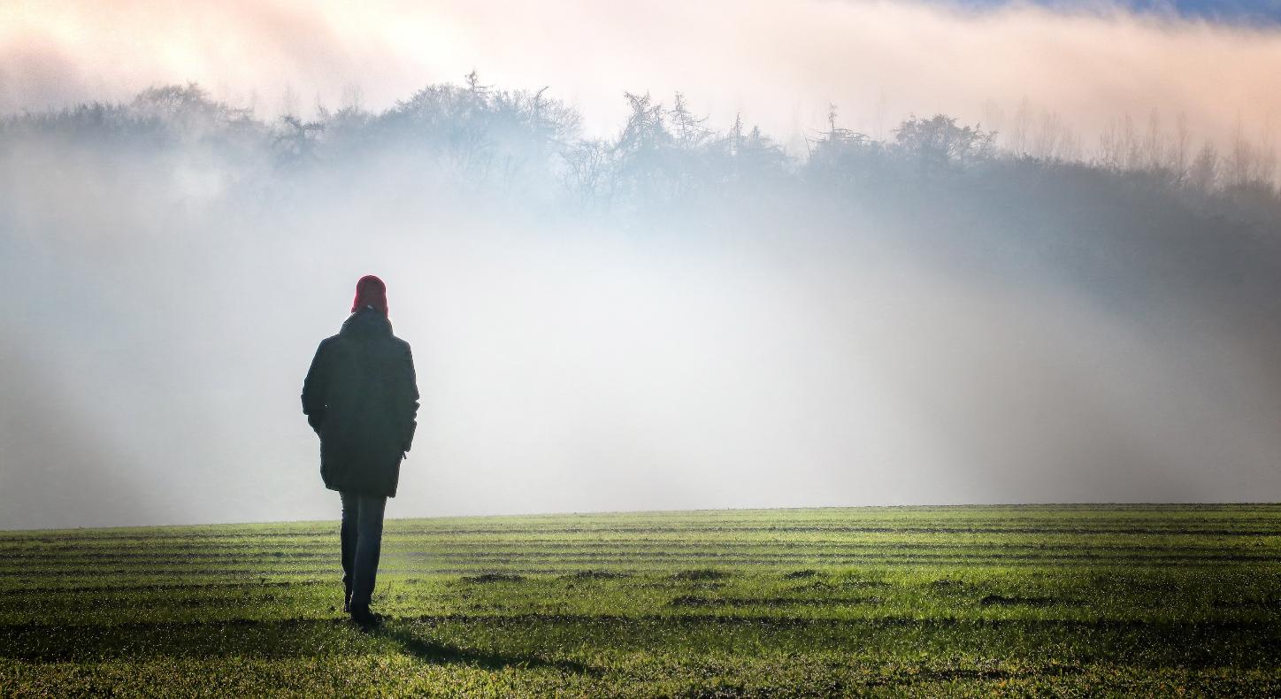 Eine Person geht im Nebel spazieren