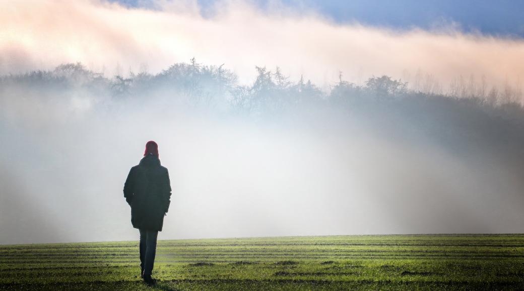 Eine Person geht im Nebel spazieren
