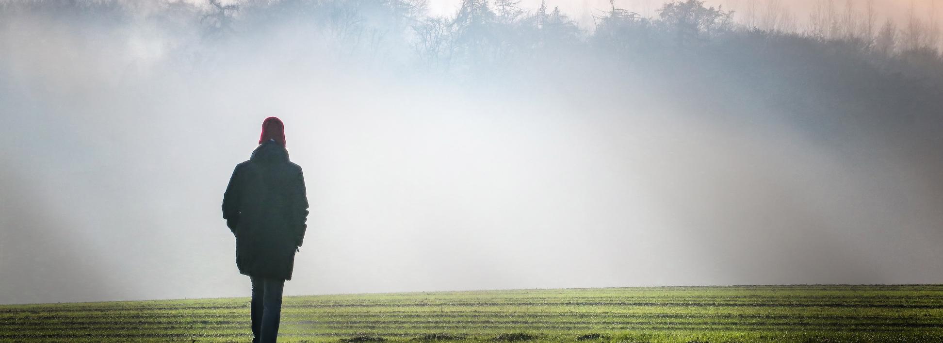 Eine Person geht im Nebel spazieren