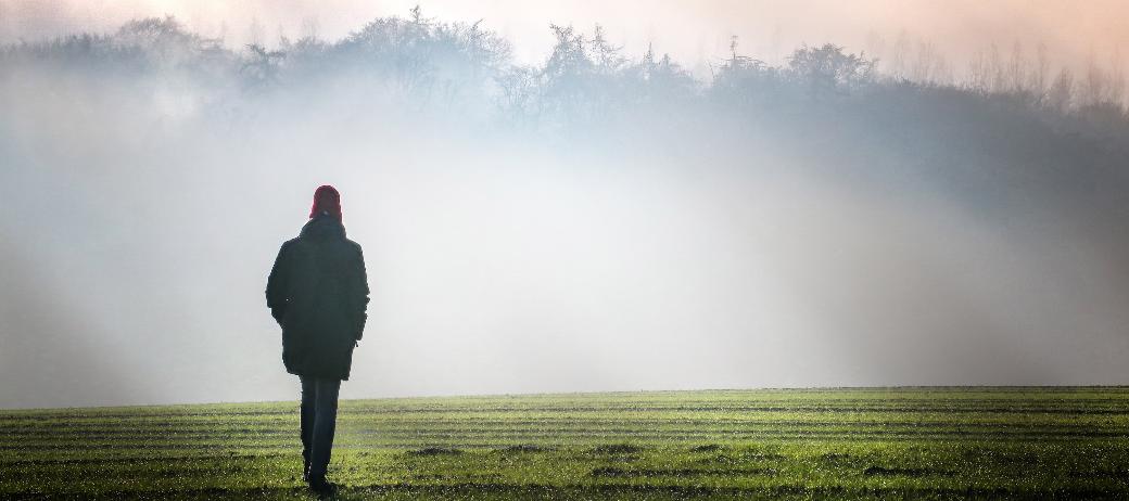 Eine Person geht im Nebel spazieren