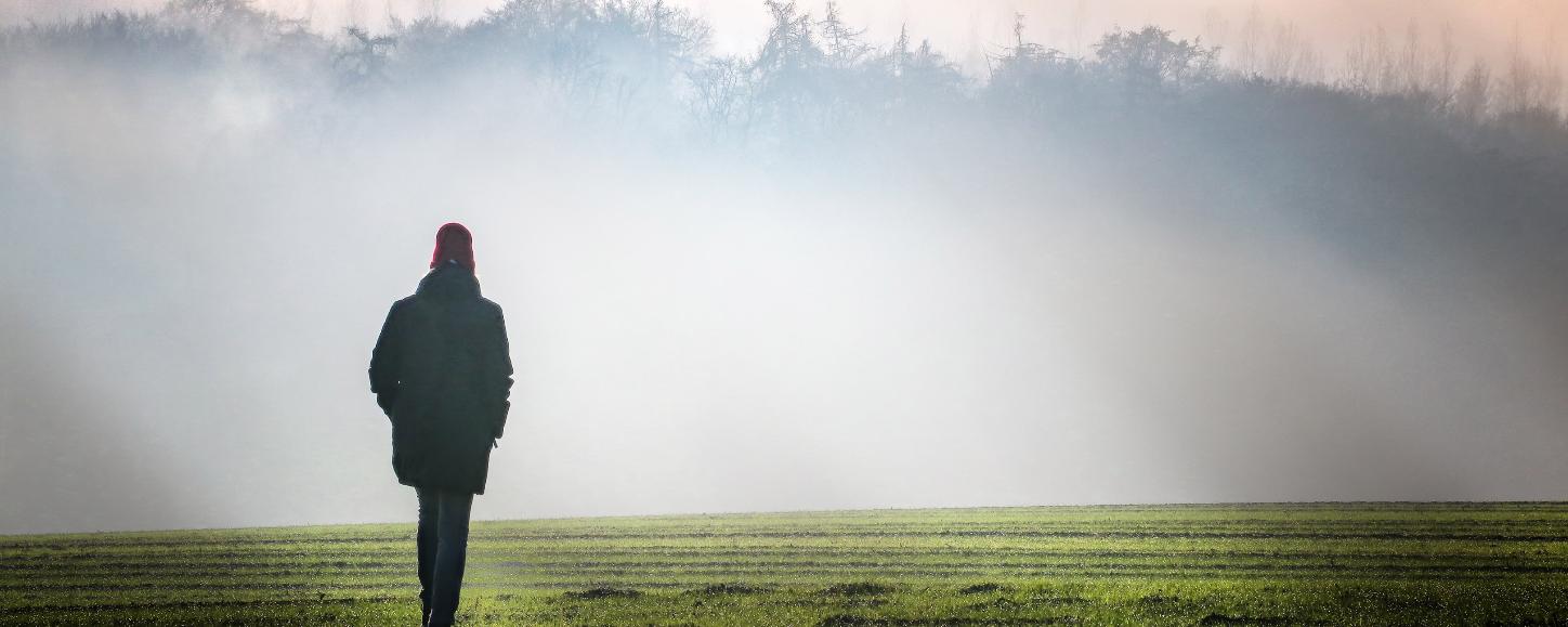 Eine Person geht im Nebel spazieren