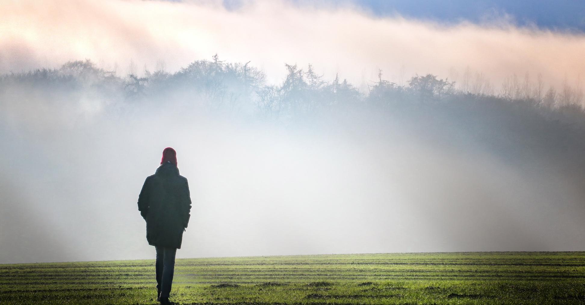 Eine Person geht im Nebel spazieren