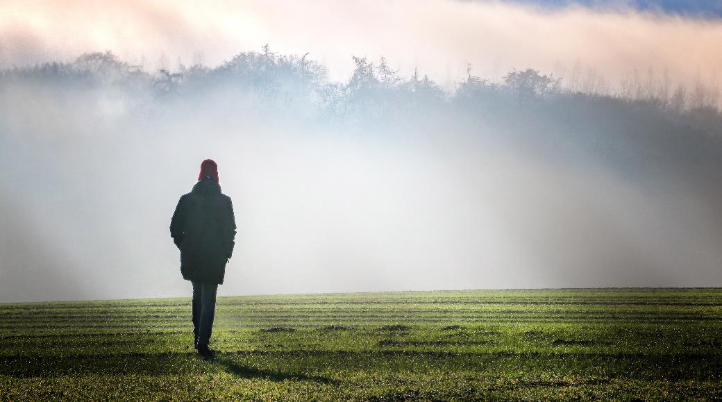 Eine Person geht im Nebel spazieren