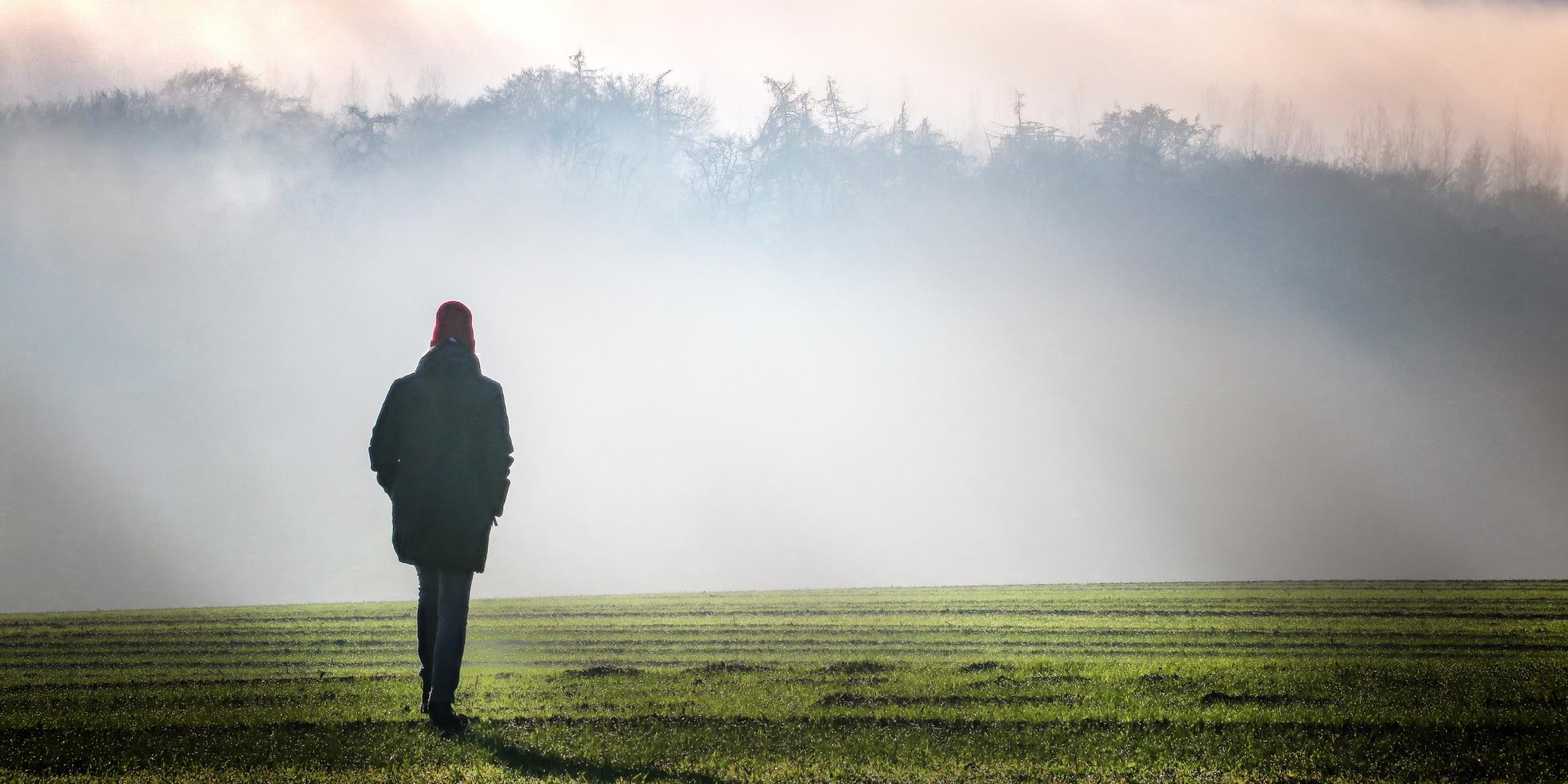 Eine Person geht im Nebel spazieren