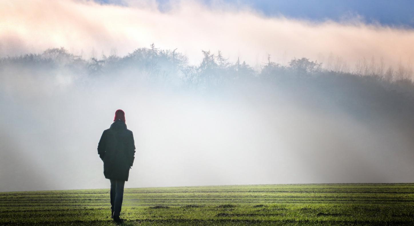 Eine Person geht im Nebel spazieren