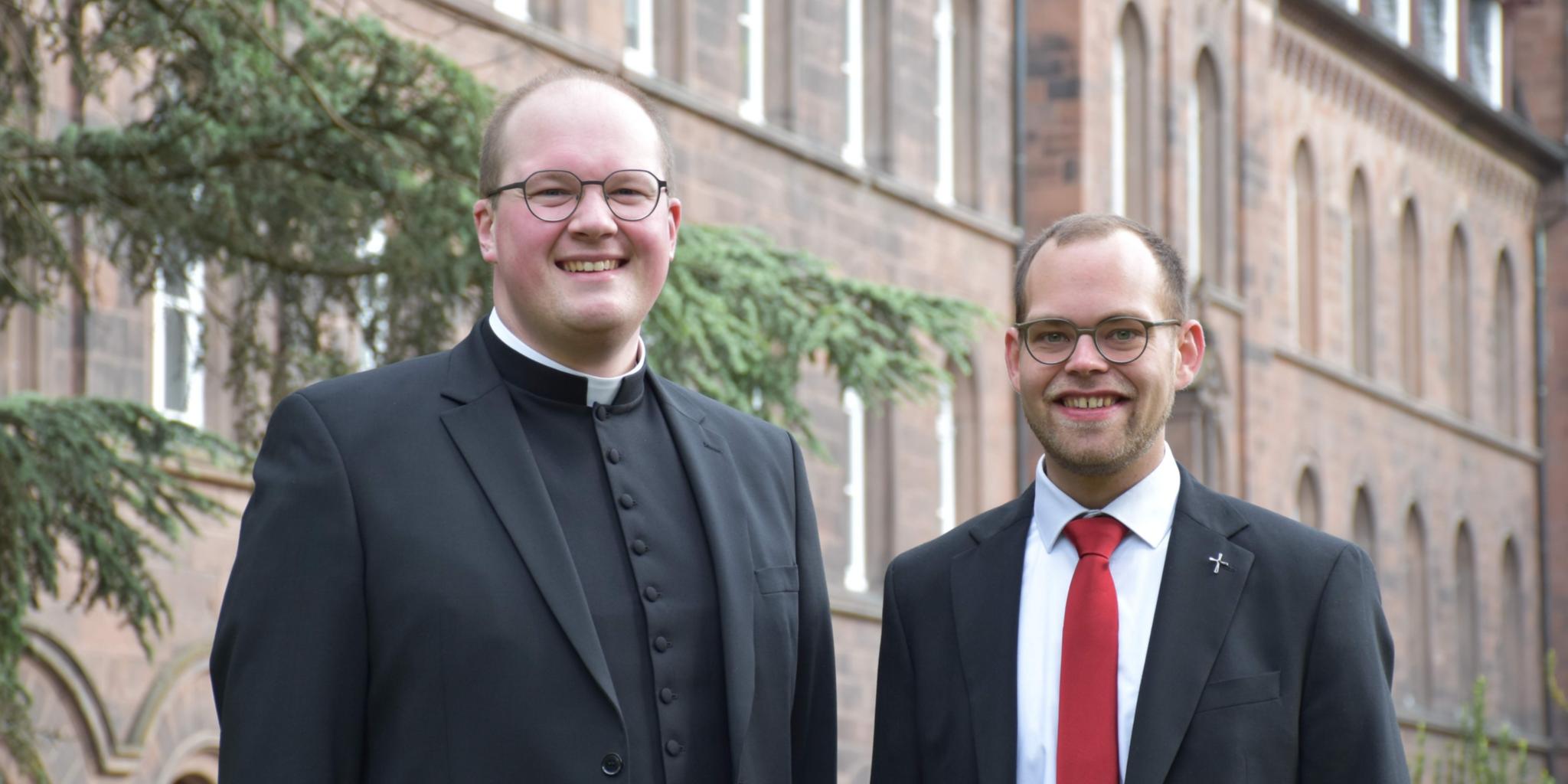 Die beiden Diakone stehen vor dem Gebäude des Priesterseminars
