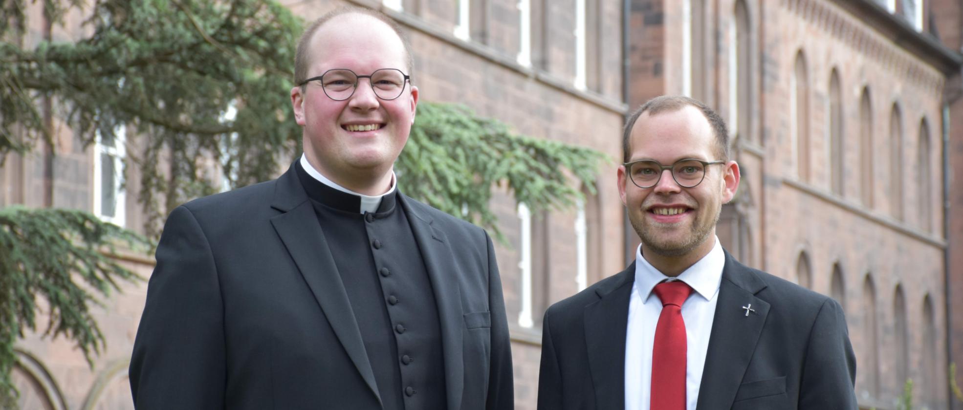 Die beiden Diakone stehen vor dem Gebäude des Priesterseminars