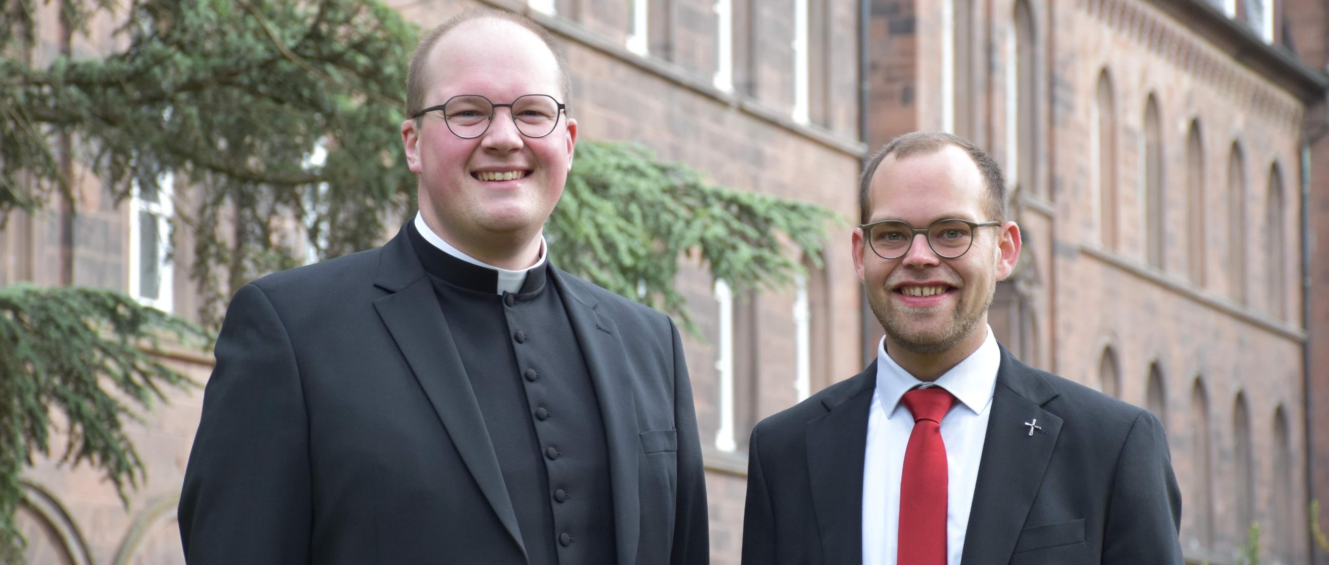 Die beiden Diakone stehen vor dem Gebäude des Priesterseminars