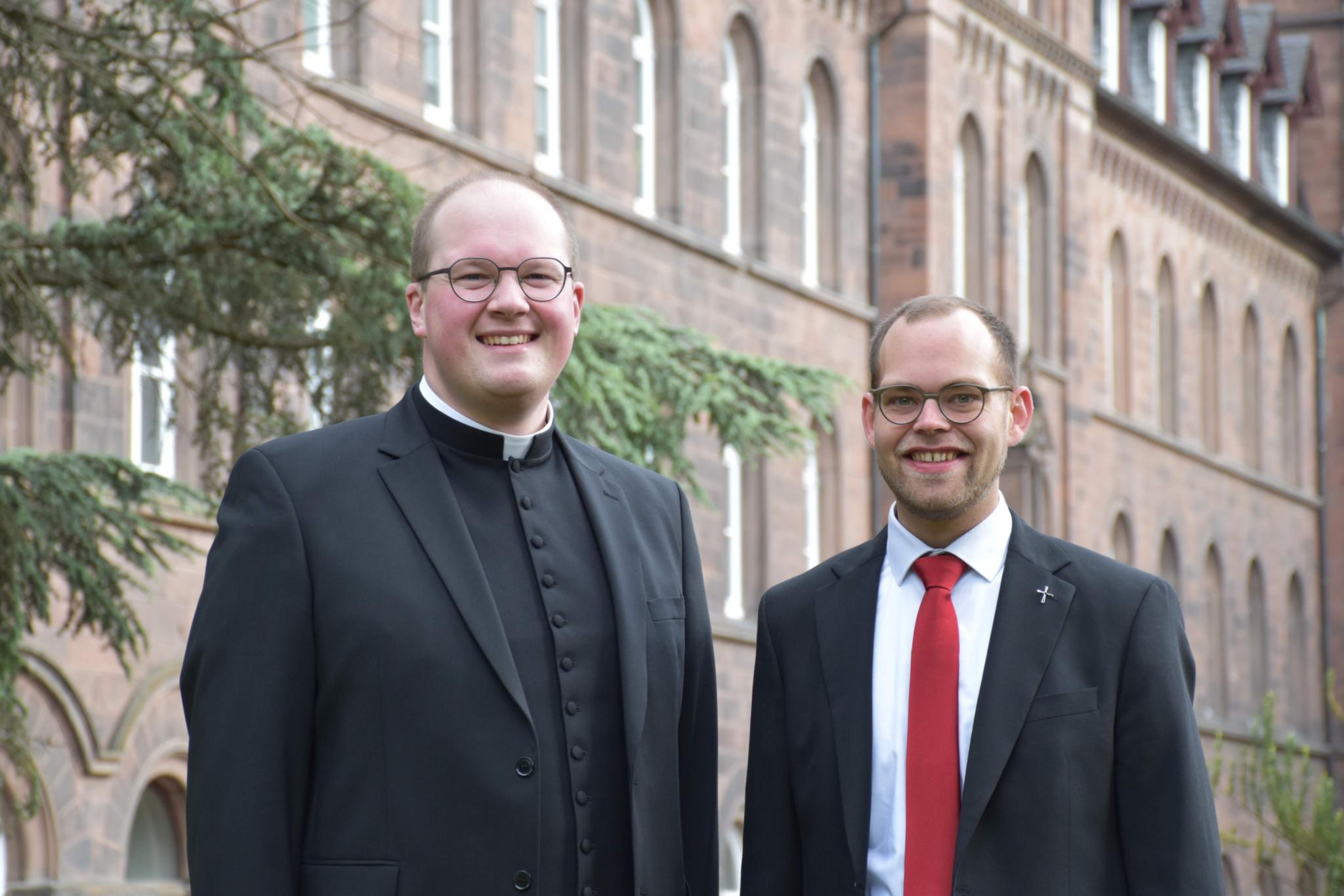 Die beiden Diakone stehen vor dem Gebäude des Priesterseminars