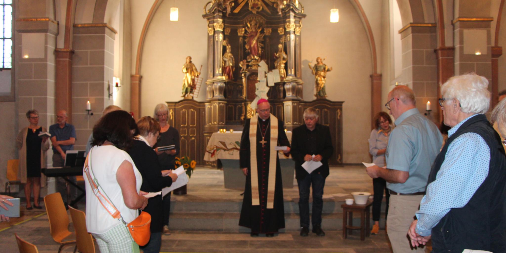 Vor dem Altar der St. Luzia-Pfarrkirche Mürlenbach bei der Gedenkfeier am zweiten Jahrestag der Flutkatastrophe: (von links) Gemeindereferentin Anette Weber, Bischof Ackermann, Pfarrer Ralf Pius Krämer