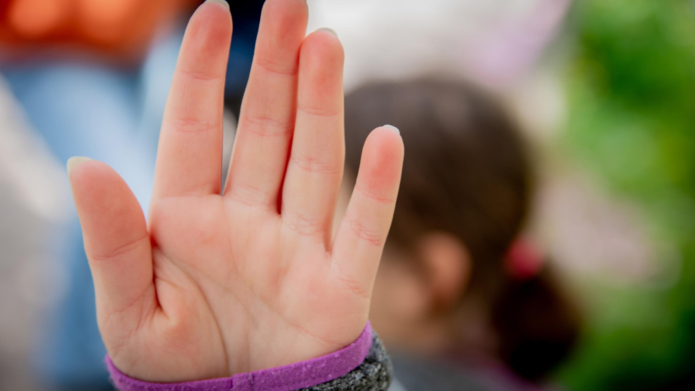 Symbolfoto - eindeutige Geste: Stop - Nein!