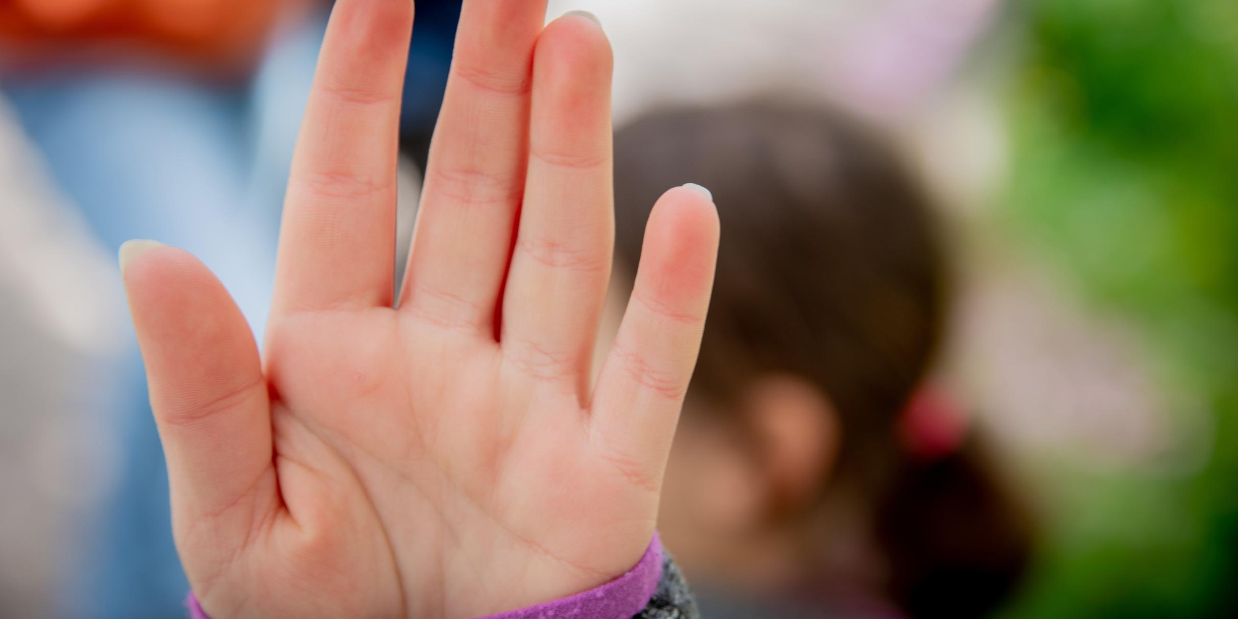 Symbolfoto - eindeutige Geste: Stop - Nein!