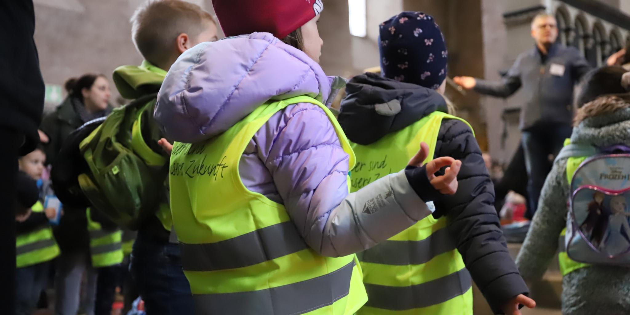 Die Kinder beten im Dom das Vaterunser