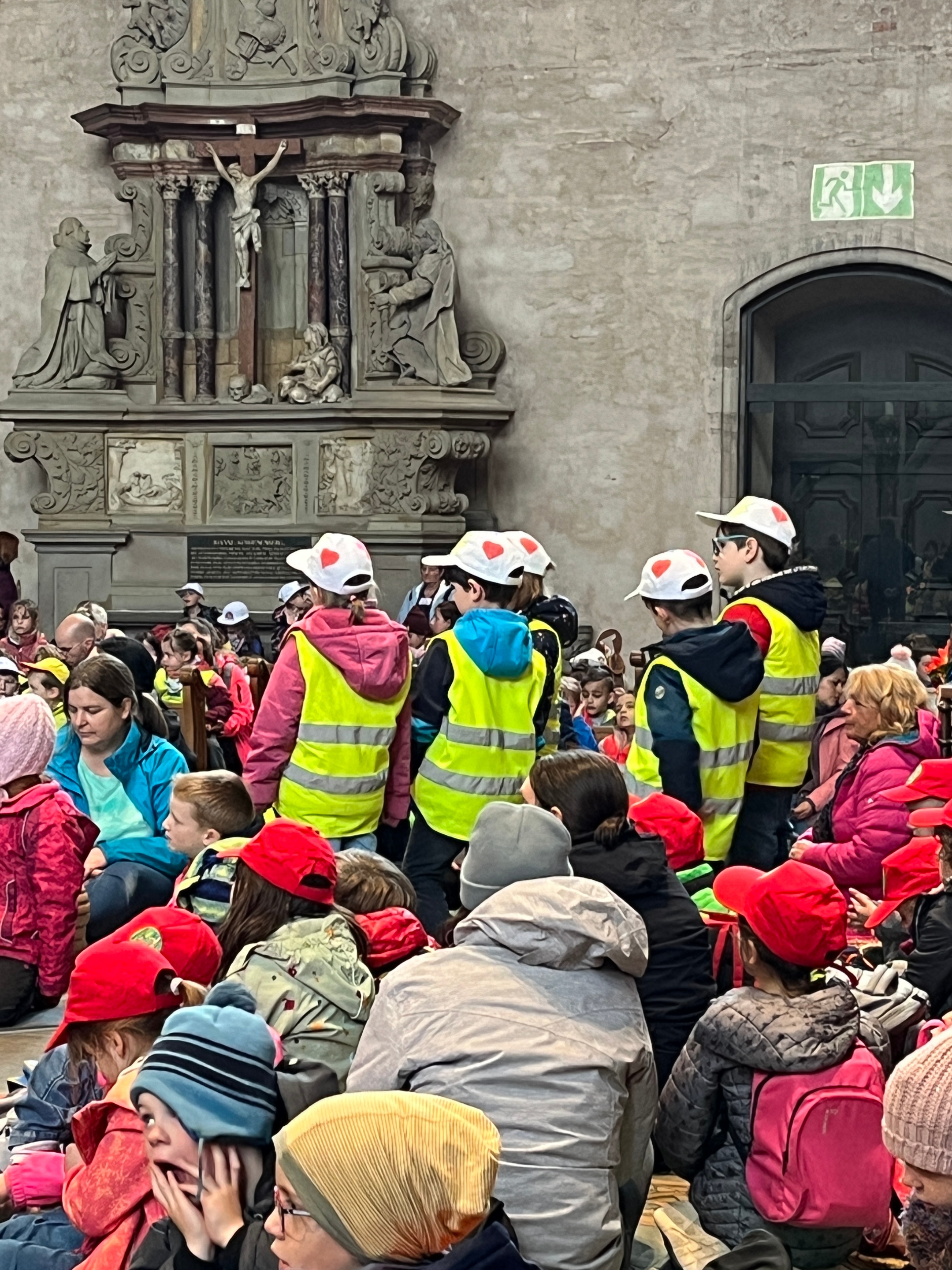 Voll besetzter Trierer Dom beim Gottesdienst