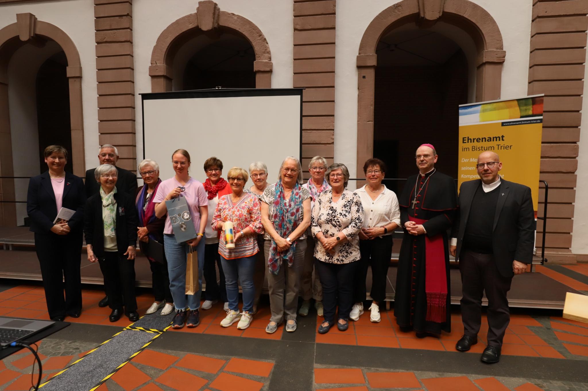 Mitglieder der kfd St. Luzia Löf mit Weihbischof Robert Brahm und Pfarrer Oliver Laufer-Schmitt.