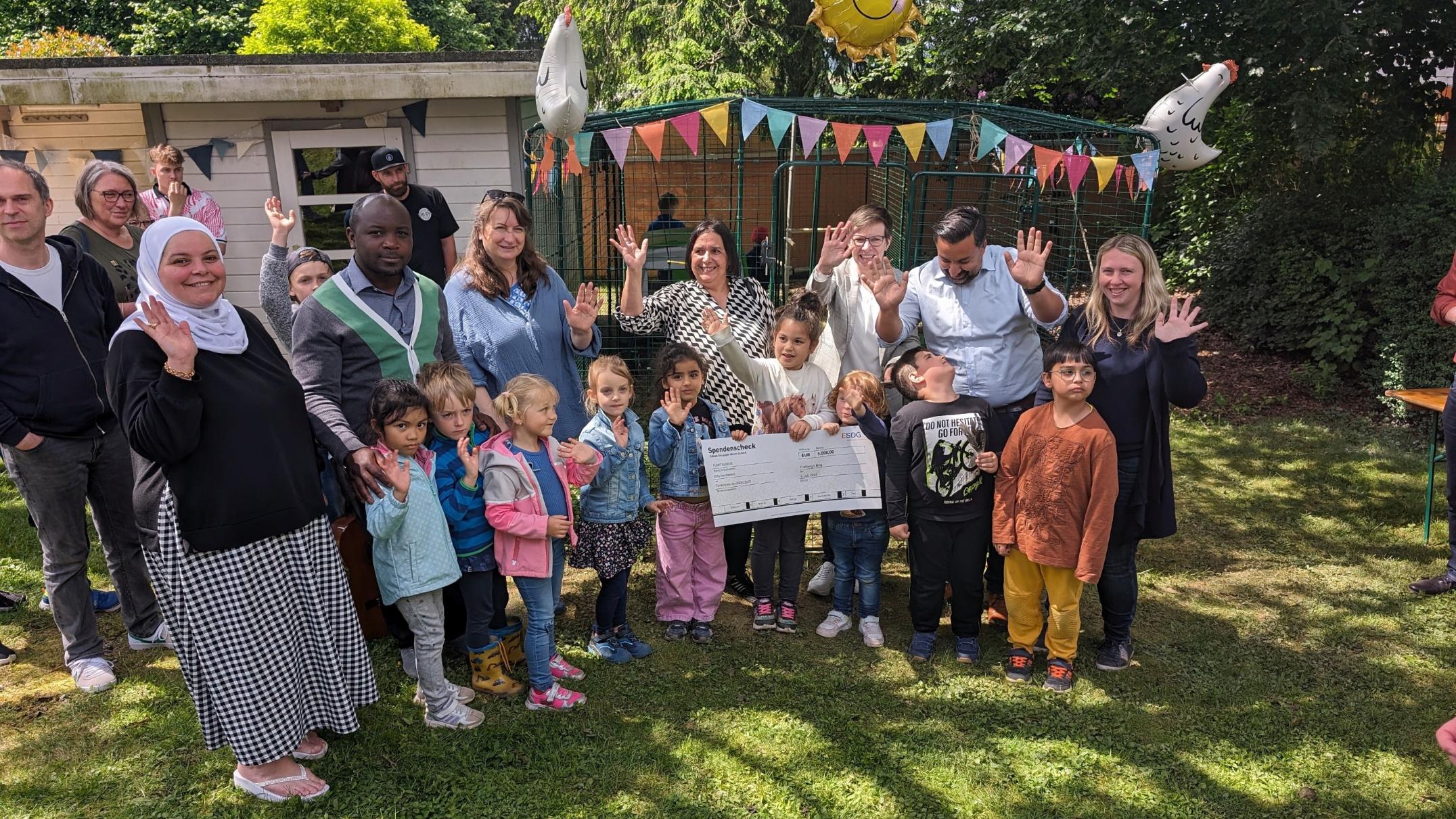 Die Kinder winken vor dem neuen Gehege