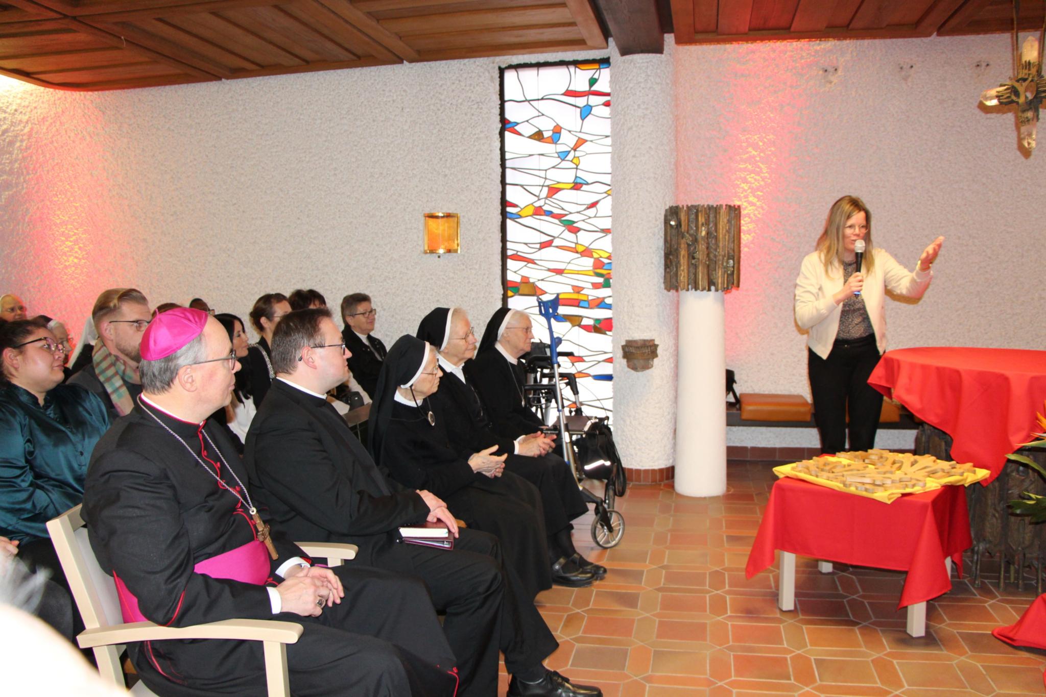 Landrätin Julia Gieseking (rechts) lobte im Rahmen der Einweihungsfeier der Kurzzeitpflege die Gesellschaft der Katharinenschwestern für ihr Engagement zugunsten hilfebedürftiger Menschen in Daun und Umgebung; vorne von links: Bischof Dr. Stephan Ackermann und Dekan Dr. Jonas Weller sowie Ordensoberinnen