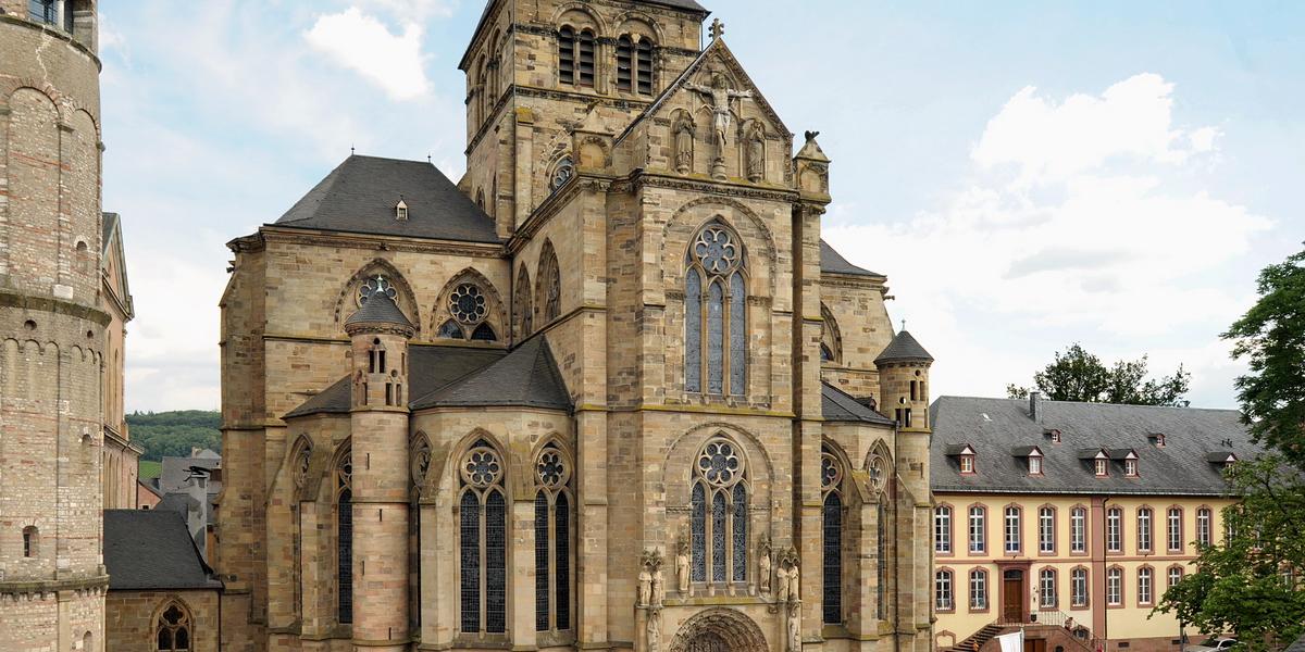 Die Liebfrauenbasilika in Trier - an ihrem Protal gibt es umstrittene Figuren