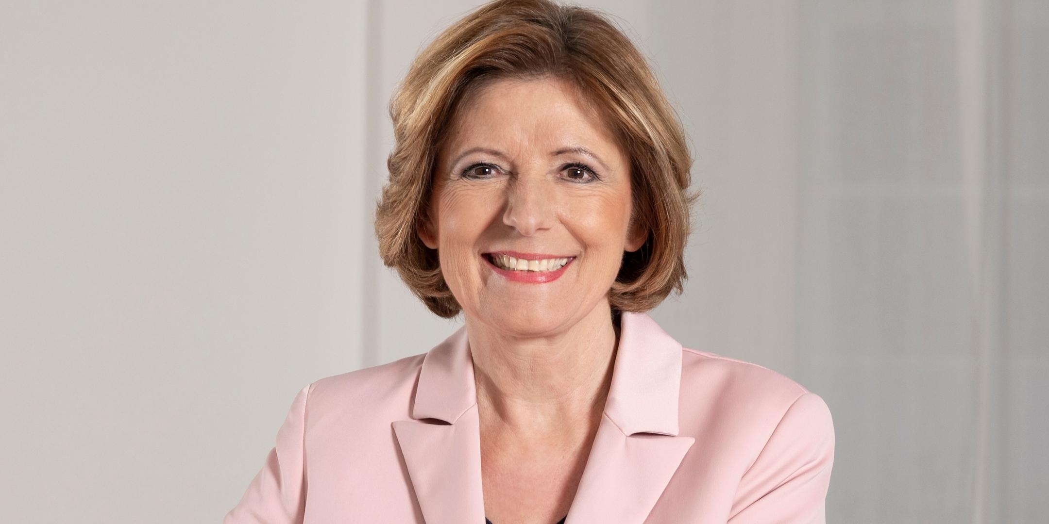 Malu Dreyer im rosa Blazer lächelt freundlich in die Kamera. (KI-Text)