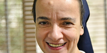 Schwester Antoinette Assaf hilft mit ihrem medizinischen Gesundheitszentrum